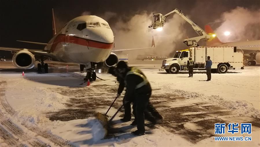 (社会)(3)天津机场连夜除雪保出行
