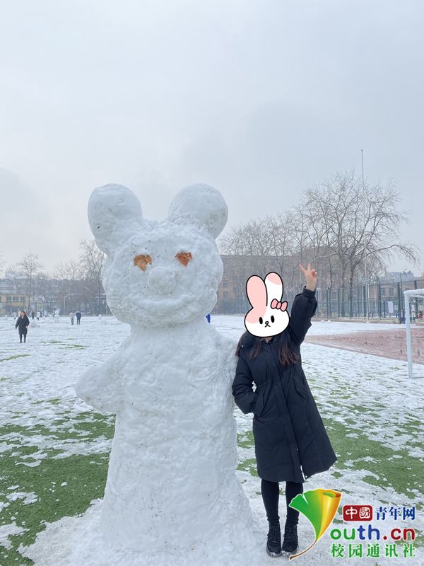 大学生堆出"雪人开会"