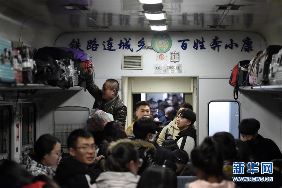 (关注春运)(4)连接城乡的“绿皮小慢车”