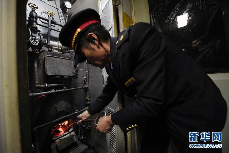 (关注春运)(8)连接城乡的“绿皮小慢车”
