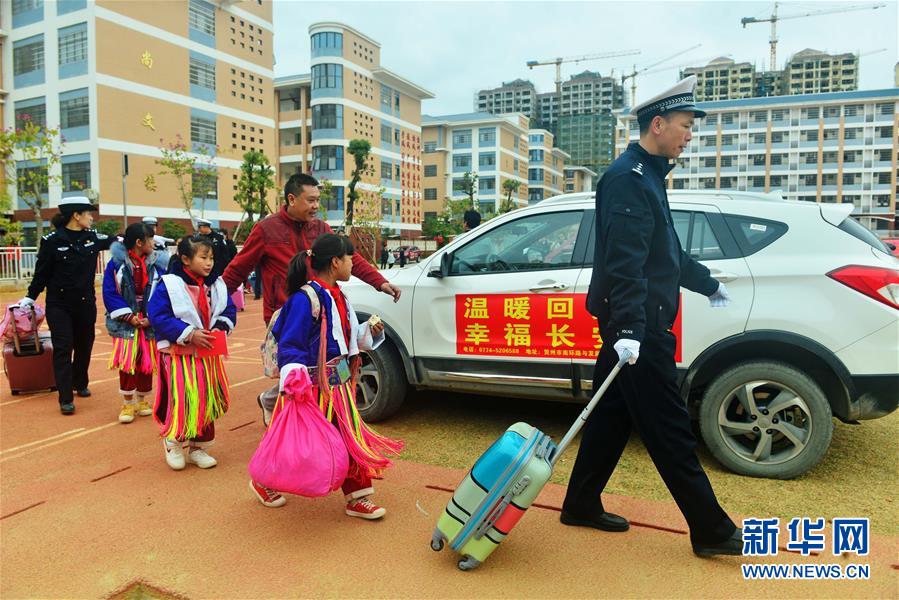 #(社会)(2)广西贺州:爱心车队免费送土瑶学子回家
