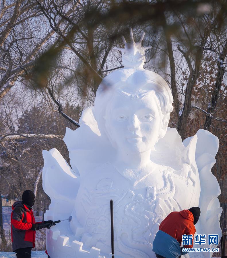 (社会)(6)哈尔滨:雪雕好手秀技艺
