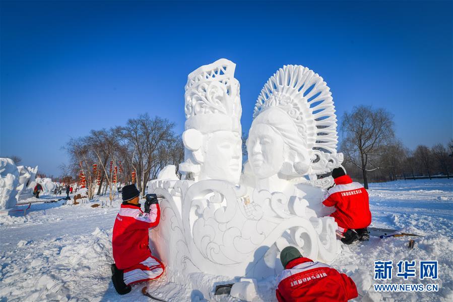 (社会)(4)哈尔滨:雪雕好手秀技艺