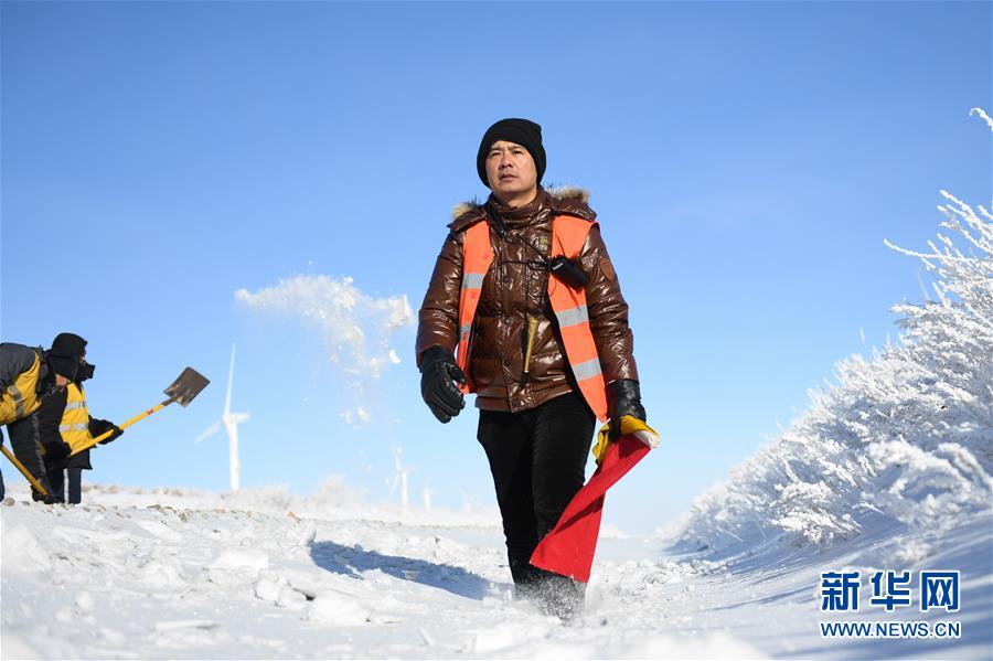 (社会)(3)雪原上的铁路检修员