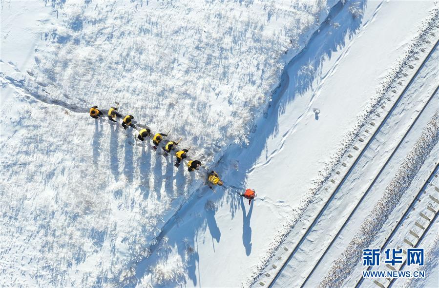 (社会)(4)雪原上的铁路检修员