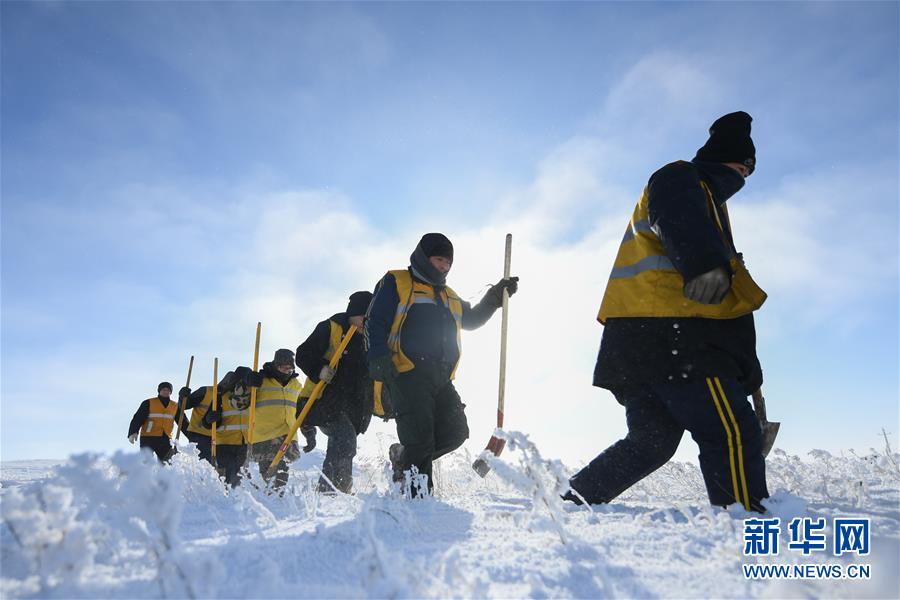(社会)(6)雪原上的铁路检修员