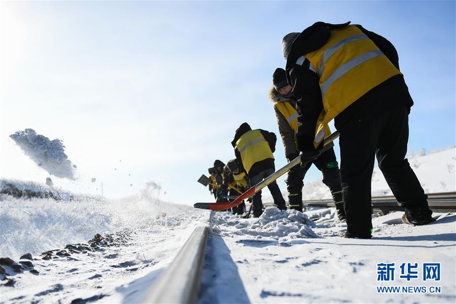 (社会)(10)雪原上的铁路检修员