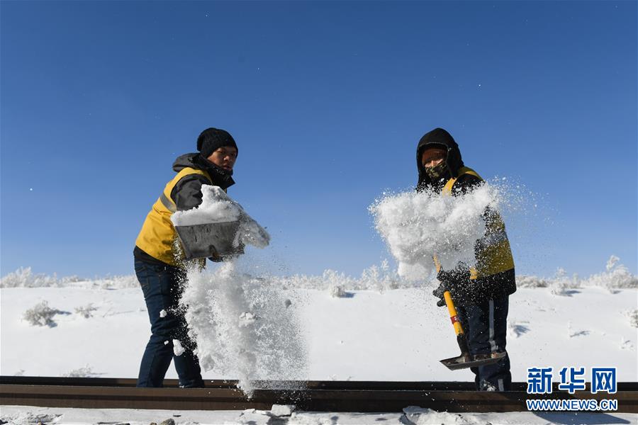 (社会)(5)雪原上的铁路检修员