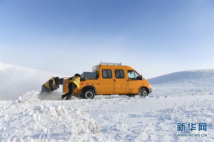 (社会)(7)雪原上的铁路检修员