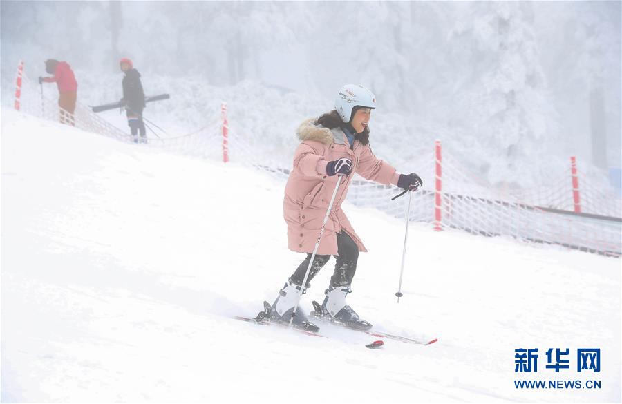 (社会)(4)畅游冰雪瓦屋山