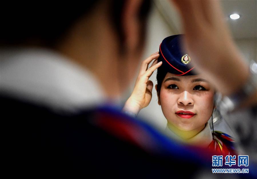 (图片故事)(2)“00后”乘务员的首个春运