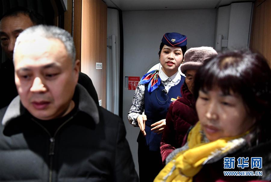 (图片故事)(10)“00后”乘务员的首个春运
