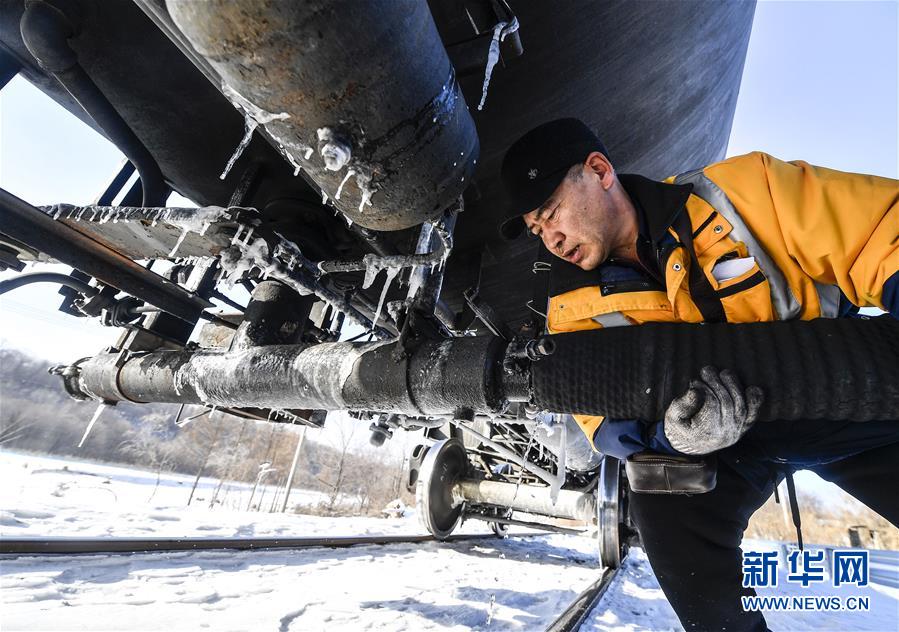 (新春走基层)(10)林海间的“送水小火车”
