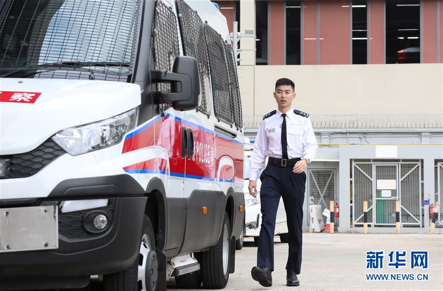 (港澳台·香港故事·图文互动)(5)网红帅港警卓Sir:温暖和辛酸并存的艰难之路