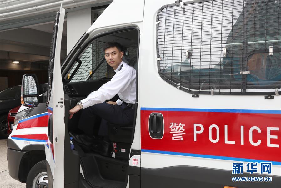 (港澳台·香港故事·图文互动)(6)网红帅港警卓Sir:温暖和辛酸并存的艰难之路