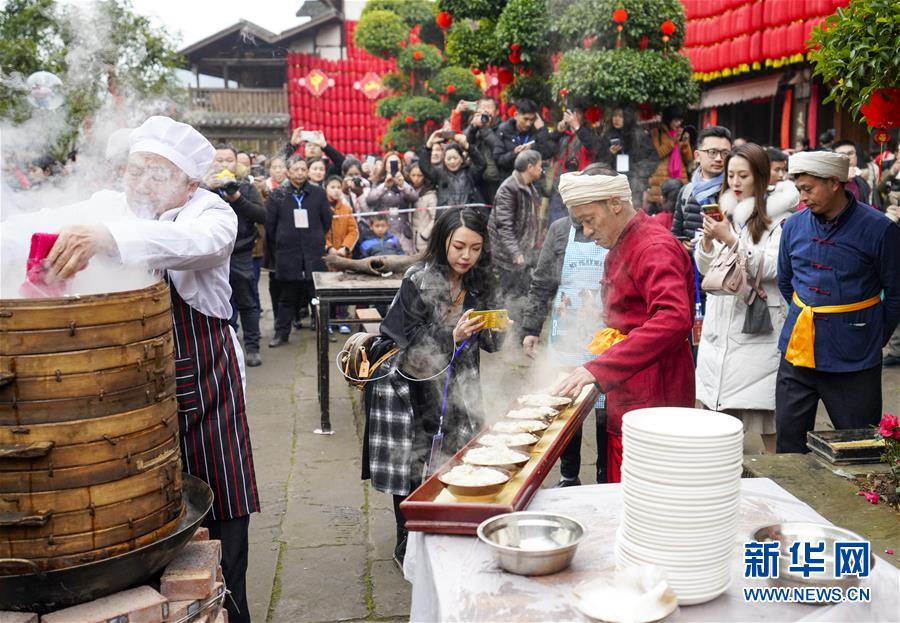 (新春走基层)(5)重庆:吃“千米长宴” 品古镇年味