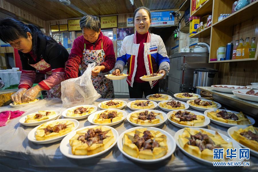 (新春走基层)(4)重庆:吃“千米长宴” 品古镇年味