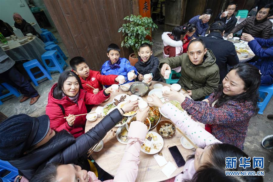 (新春走基层)(2)重庆:吃“千米长宴” 品古镇年味