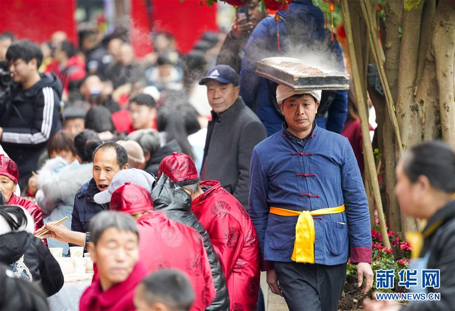 (新春走基层)(6)重庆:吃“千米长宴” 品古镇年味