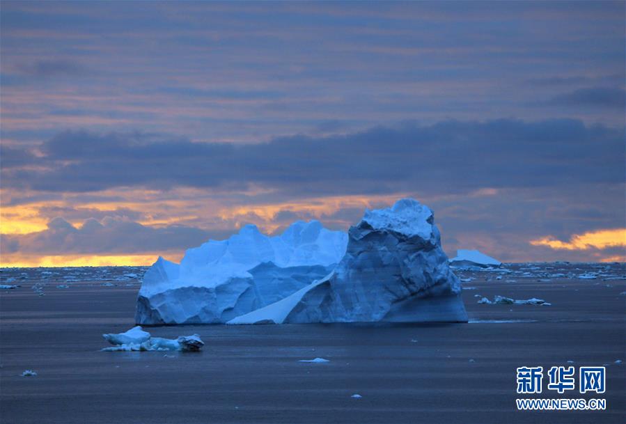 （“雪龙”探南极）（5）美丽的南极午夜冰山
