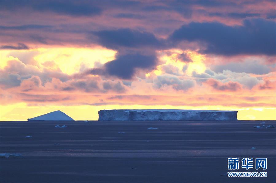 （“雪龙”探南极）（4）美丽的南极午夜冰山