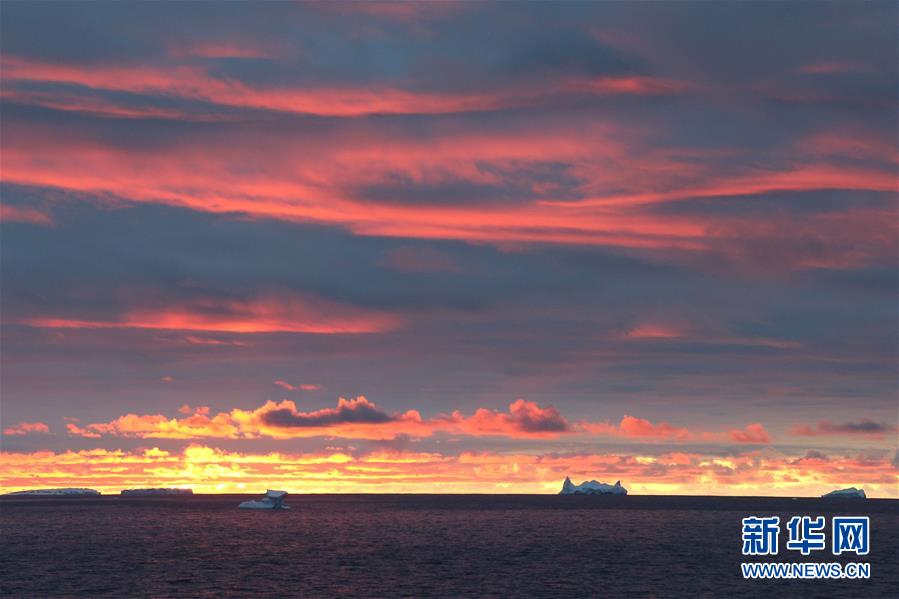 （“雪龙”探南极）（6）美丽的南极午夜冰山
