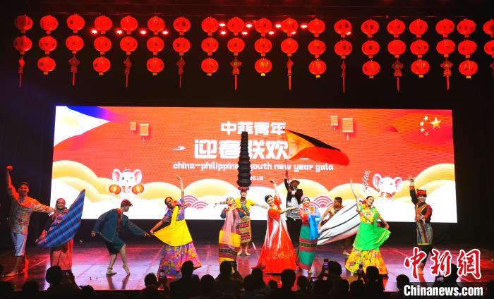 菲律宾红溪礼示大学学生表演菲律宾传统节庆舞蹈《酒杯舞》，舞者头顶一摞由大到小装满米酒的酒杯，且歌且舞，喜庆欢快。　关向东 摄