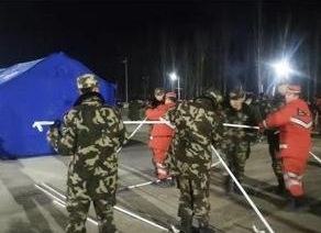武警官兵驰援新疆伽师县受灾地区