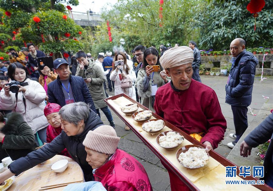 （新春走基层·图文互动）（2）古镇老街品年味 千米长宴忆乡愁——重庆一座千年古镇“新生记”