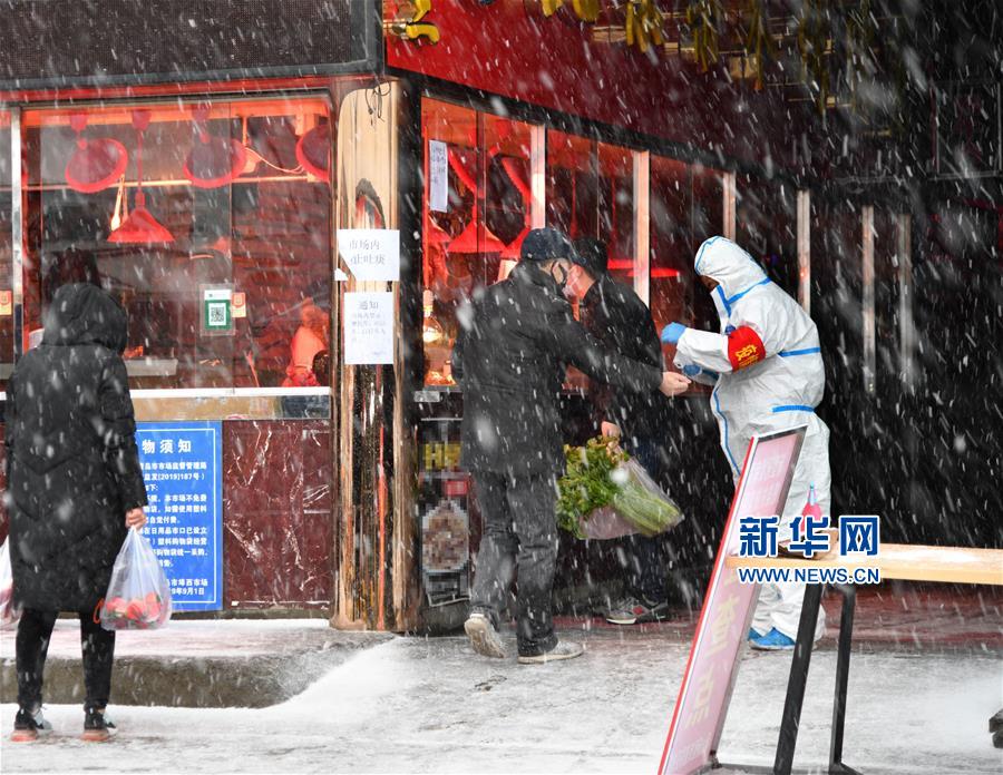（社会）（2）青岛：风雪守“疫”线