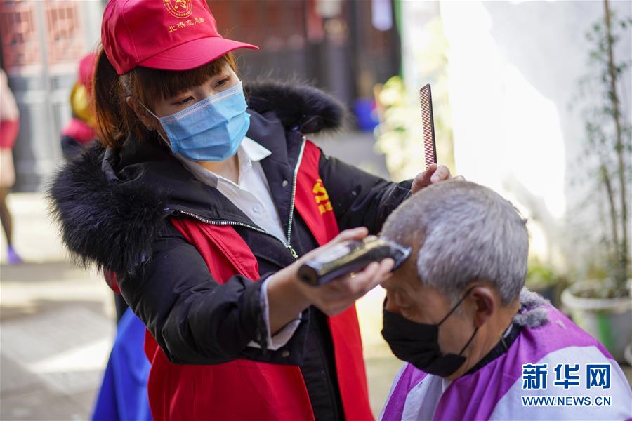 （聚焦疫情防控）（2）重庆：志愿者理发服务队社区送清爽