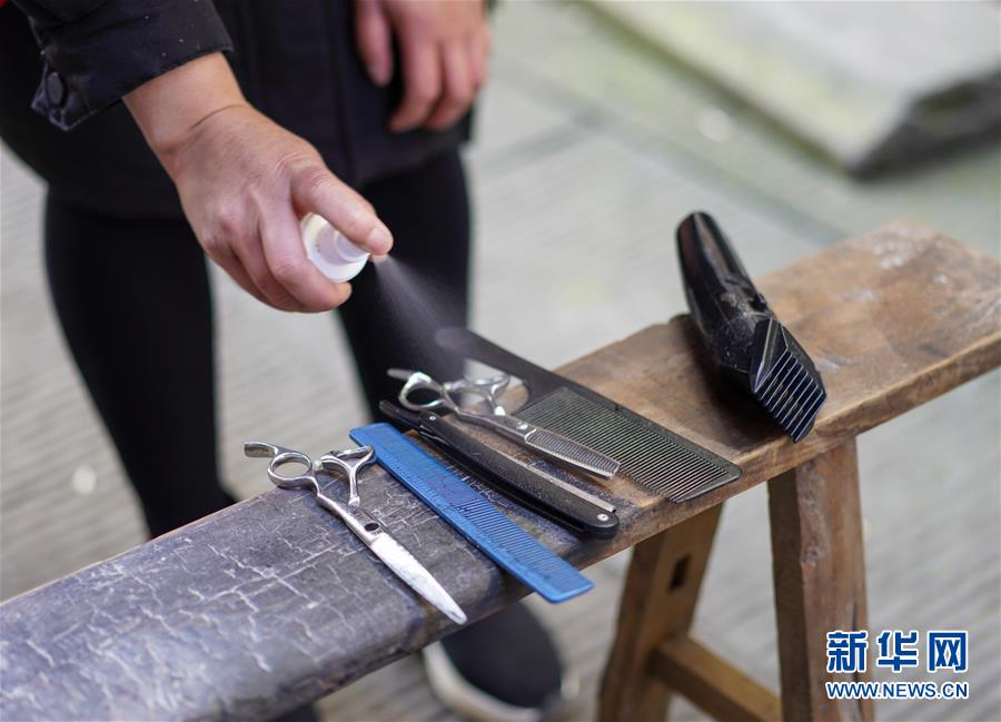 （聚焦疫情防控）（3）重庆：志愿者理发服务队社区送清爽