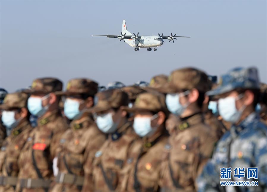 (聚焦疫情防控·图文互动)(1)空军第四次向武汉大规模空运医疗队员和物资
