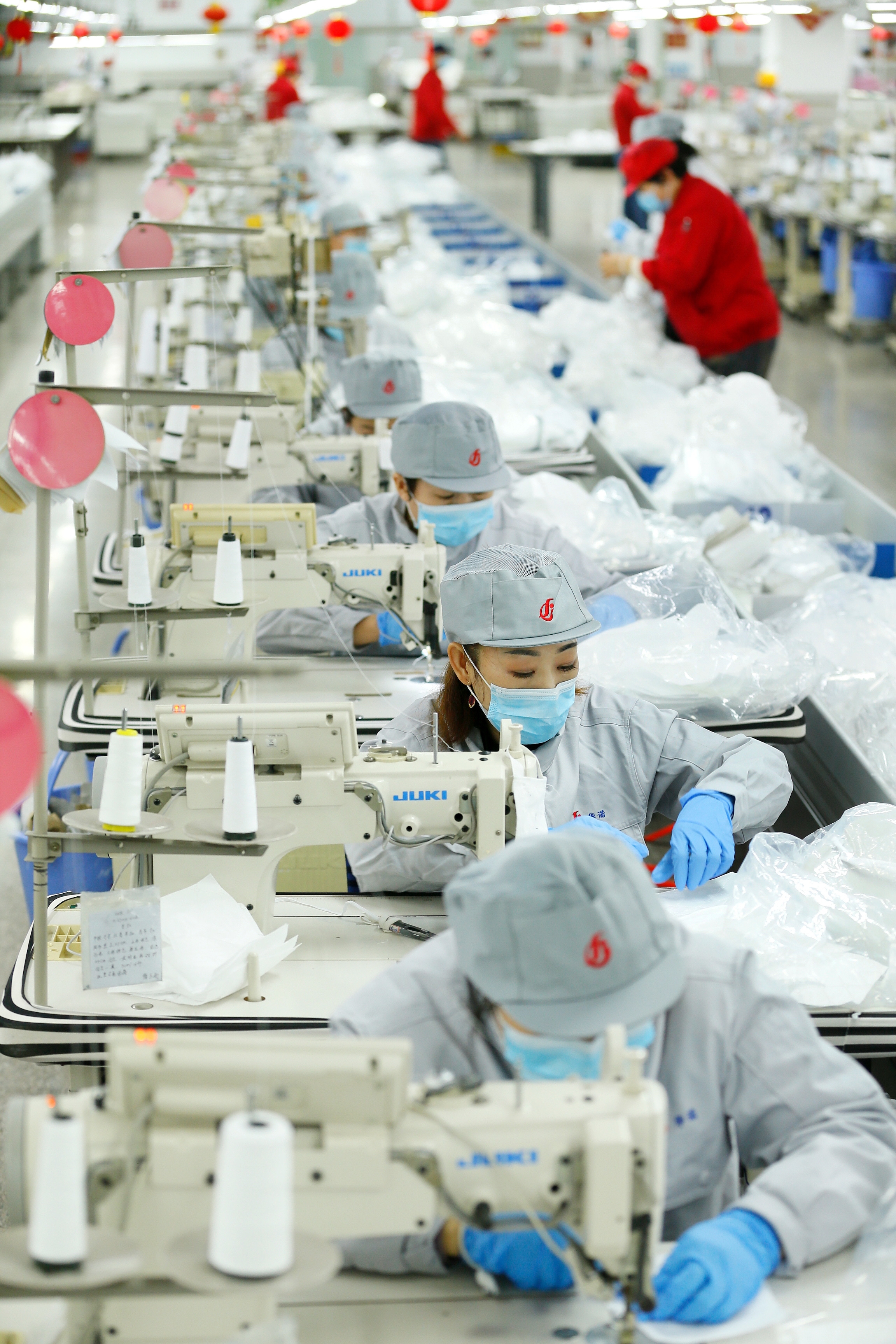 即发集团工人正在赶制口罩。为支持疫情防控，该企业将服装生产线转为口罩生产线。