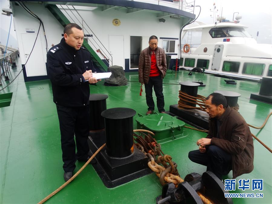 （新华全媒头条·图文互动）（13）战斗在党和人民最需要的地方——记奋战湖北抗疫一线的人民警察