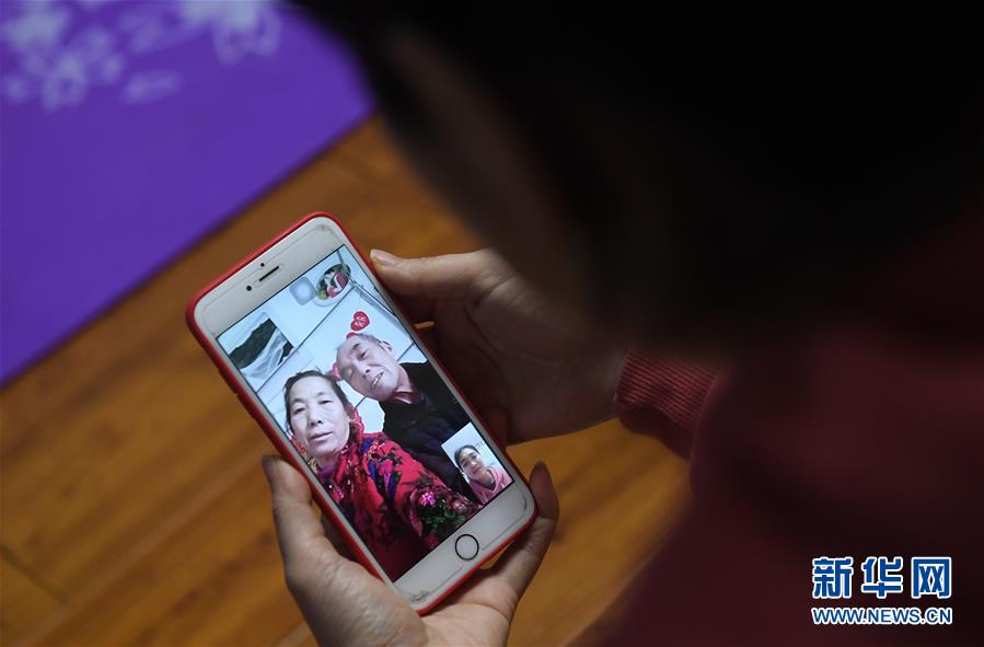 (聚焦疫情防控·图片故事)(4)坚守岗位的“武汉妹子”