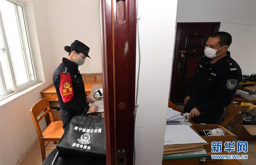 (聚焦疫情防控·图片故事)(6)坚守岗位的“武汉妹子”
