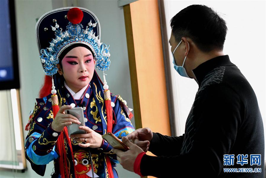 （聚焦疫情防控·图片故事）（6）李金玲和她的豫剧“云表演”