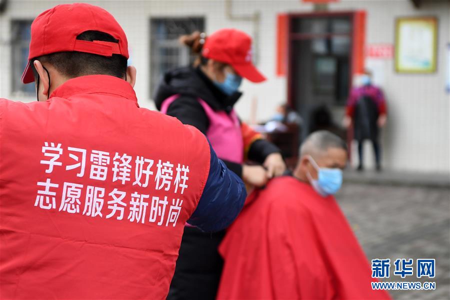 (社会)(3)重庆:学雷锋 在行动