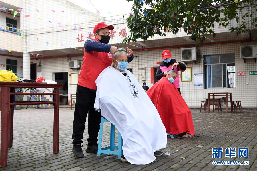 (社会)(2)重庆:学雷锋 在行动