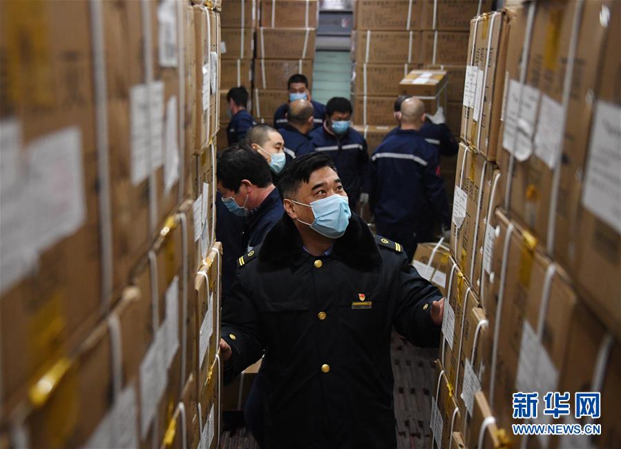 (聚焦疫情防控)(4)北京西站:20000件防护服运往武汉
