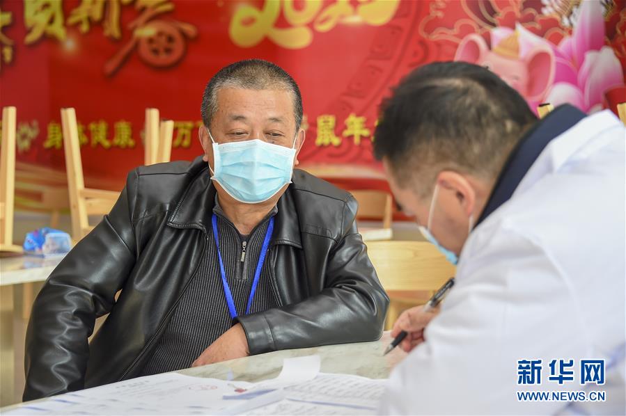 (一线抗疫群英谱·图片故事)(14)开往“康复驿站”的大巴