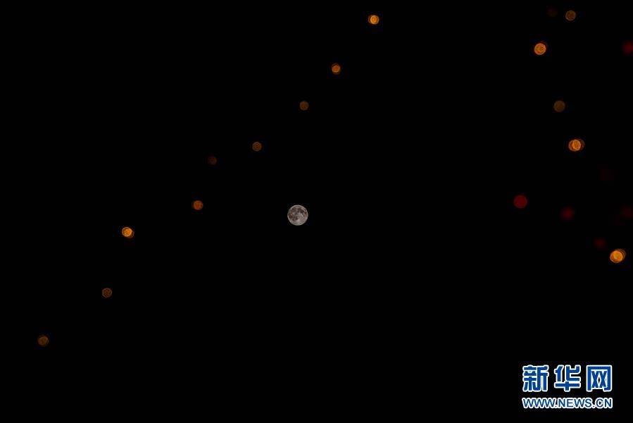 （社会）（4）“超级月亮”现夜空