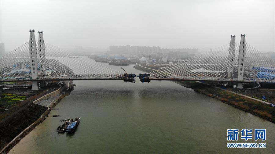 (经济)(2)安徽巢湖跨裕溪河大桥加紧建设