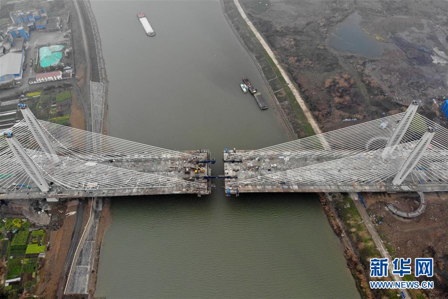 (经济)(1)安徽巢湖跨裕溪河大桥加紧建设