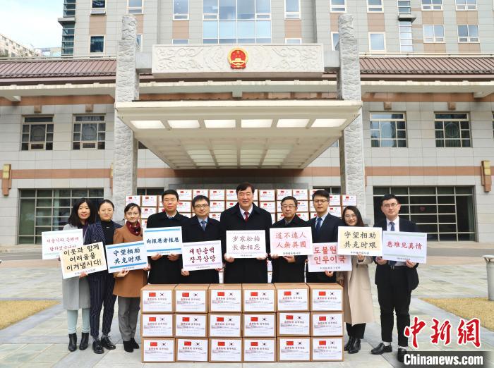 中国驻韩国大使馆3月12日向首尔市捐赠部分KF94口罩。中国驻韩国大使邢海明称，中国愿尽所能向报恩者报恩。中国驻韩国大使馆供图