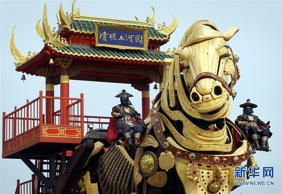 （聚焦疫情防控）（5）“大侠”蒙面迎宾