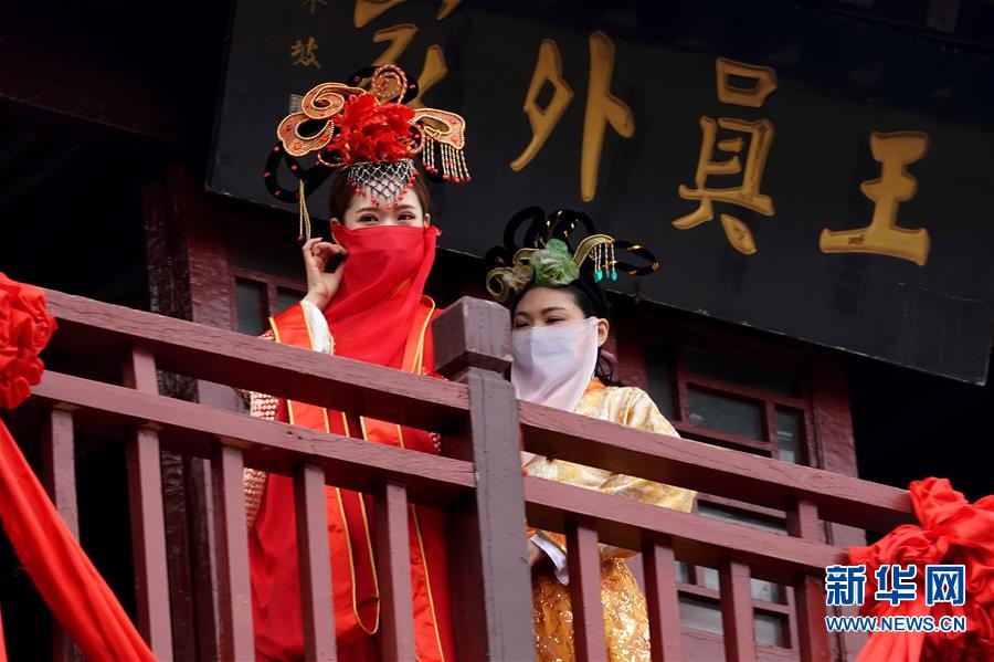 （聚焦疫情防控）（6）“大侠”蒙面迎宾