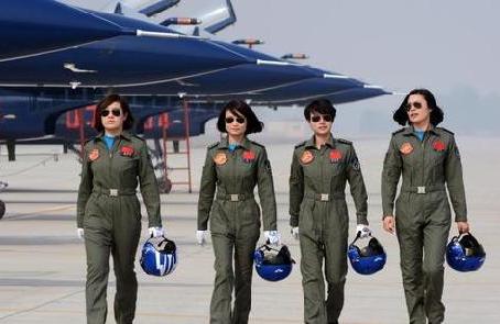 空军第十一批女飞行学员首次使用跑道标志灯着陆