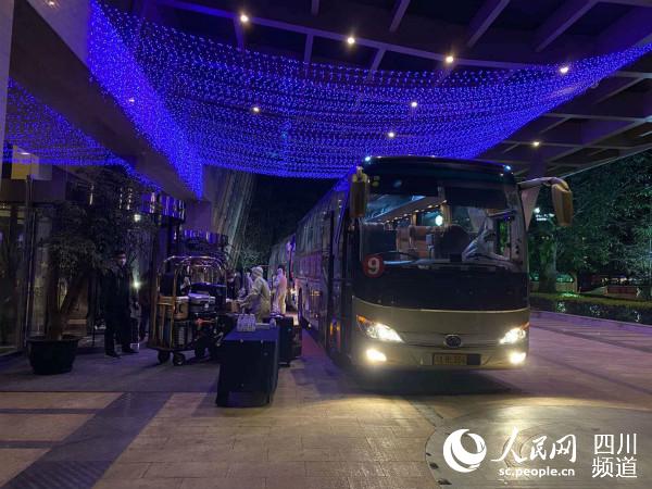 大巴车抵达目的地，圆满完成接送任务。四川省交通运输厅供图